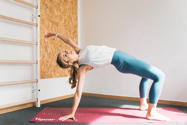 Kobieta wykonująca mostek na macie w Gibkie Babki