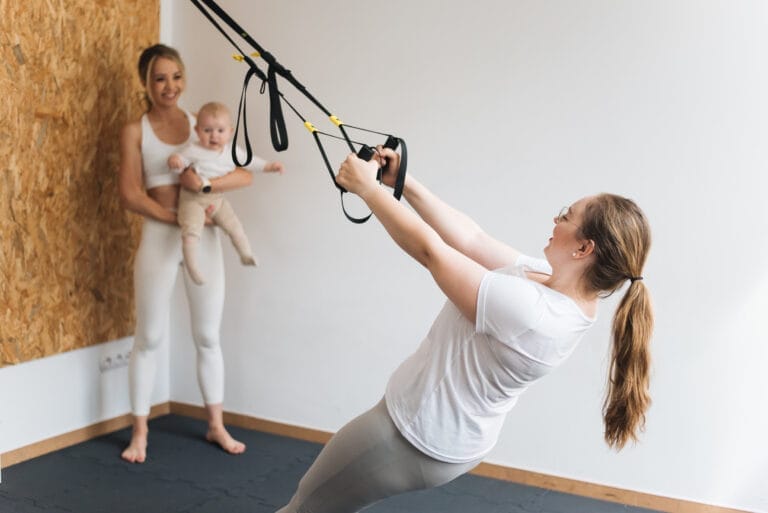 Trening TRX prowadzony przez trenerkę Ulę w Gibkie Babki studio treningowe dla kobiet